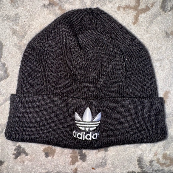 Black‎ Adidas Beanie Hat White Logo embroidered - Picture 1 of 3
